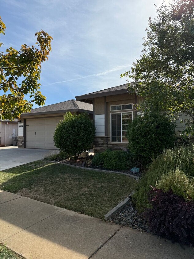 Foto principal - 3-bedroom, 2-bathroom home located in the ...