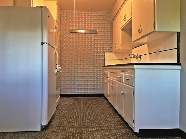 Building Photo - 850 Palm Ave