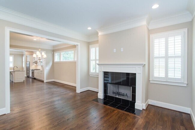 Building Photo - 579 Elmwood Dr NE