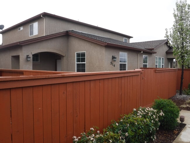 Building Photo - Great 4 Bedroom Condo With Upgrades! Highland Park Subdivision