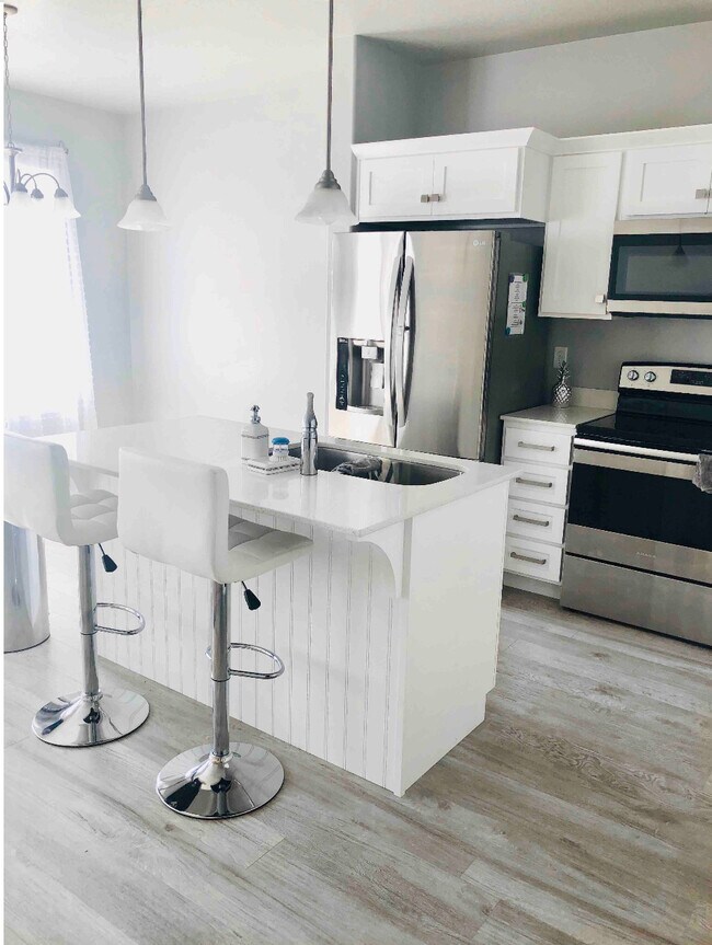 Kitchen - 647 N Pinebrook Rd