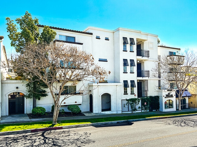 Building Photo - 10560 Santa Monica Blvd