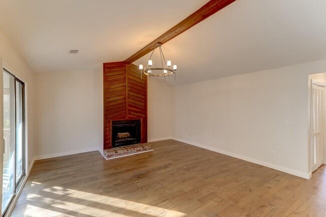 Building Photo - Beautiful 3 BR/2 BA home available in the ...
