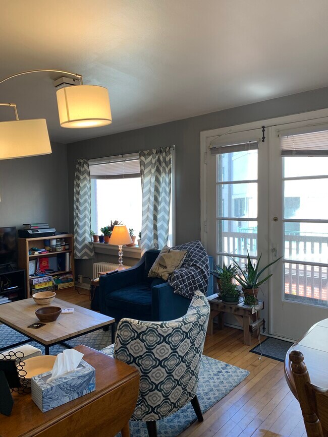Living room - 2052 N Summit Ave
