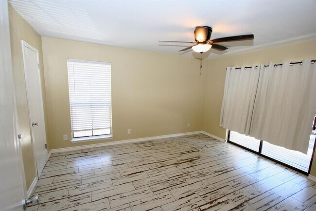 Foto del edificio - 17331 Red Oak Dr
