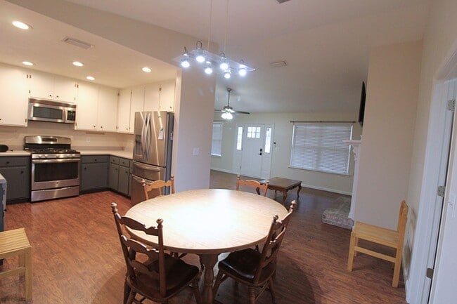 Foto del edificio - Spacious 3BR/2BA on 1 Acre – Fully Fenced