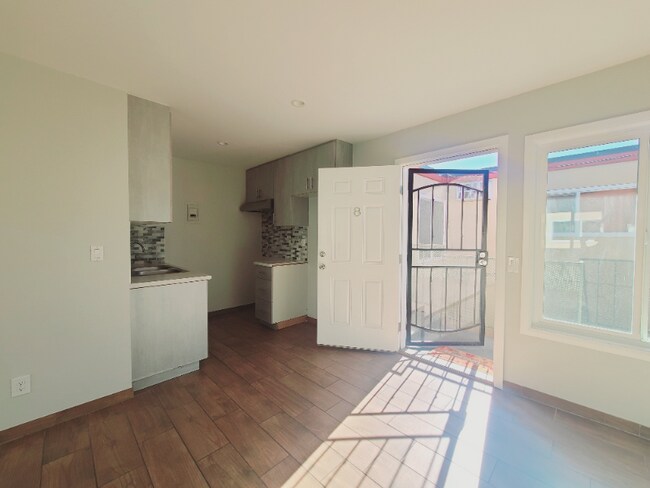 Building Photo - 1108 W 110th St