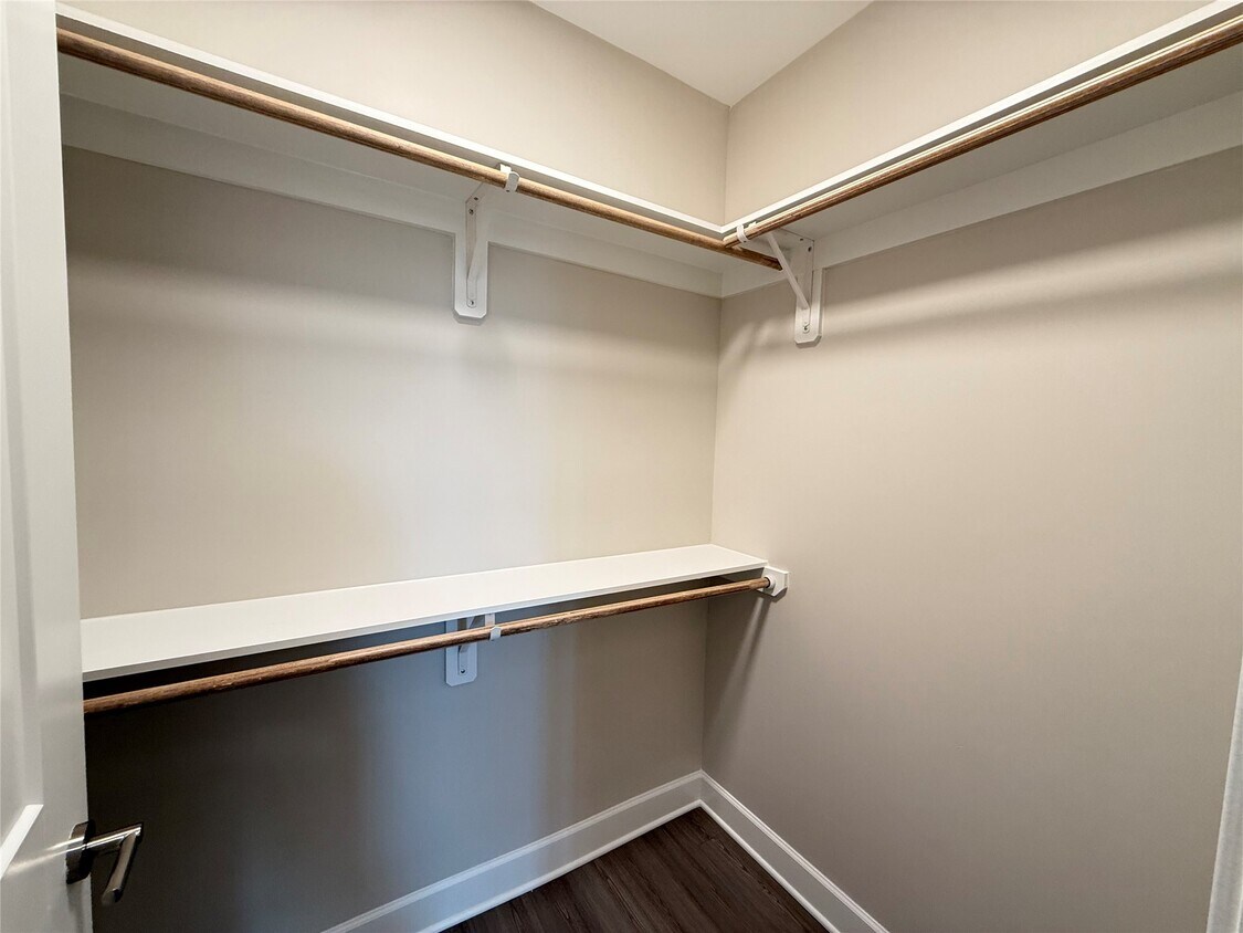 Building Photo - 716 Waugh Dr