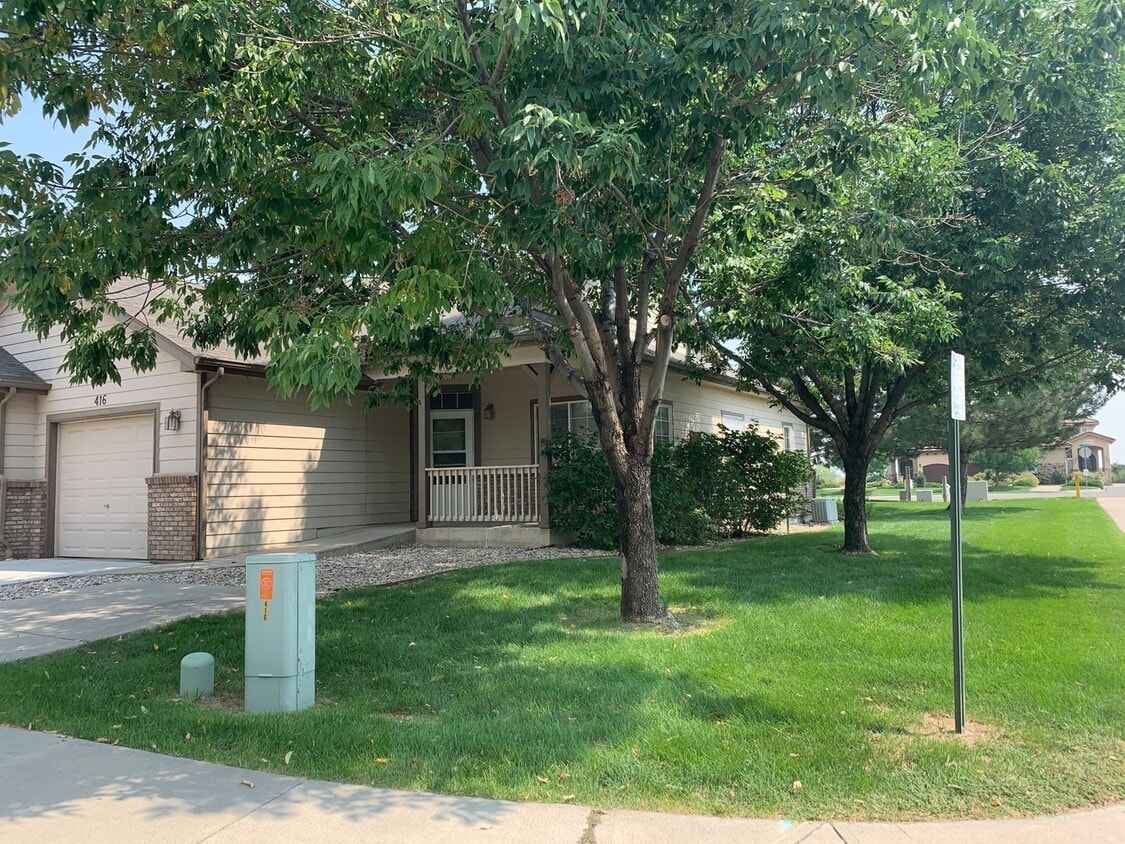 Beautiful 2 Bedroom + Loft End Unit Townhome in Loveland! - Beautiful 2 Bedroom + Loft  End Unit Townhome in Loveland!