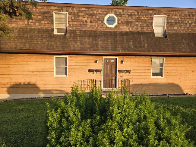 Building Photo - 300 E Church St