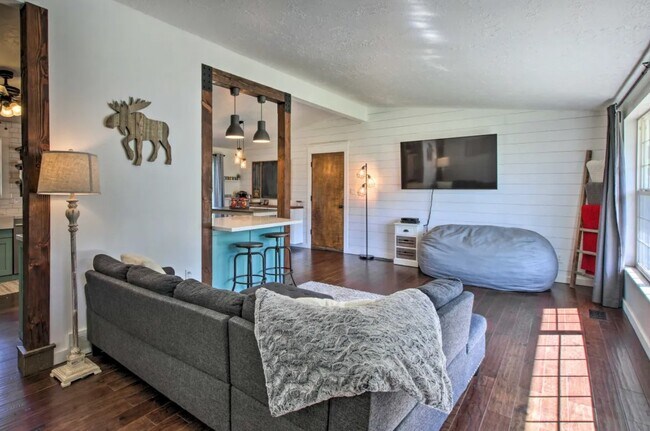 Building Photo - 615 Hislop Dr
