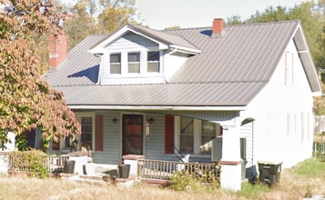717 Fourth St NE