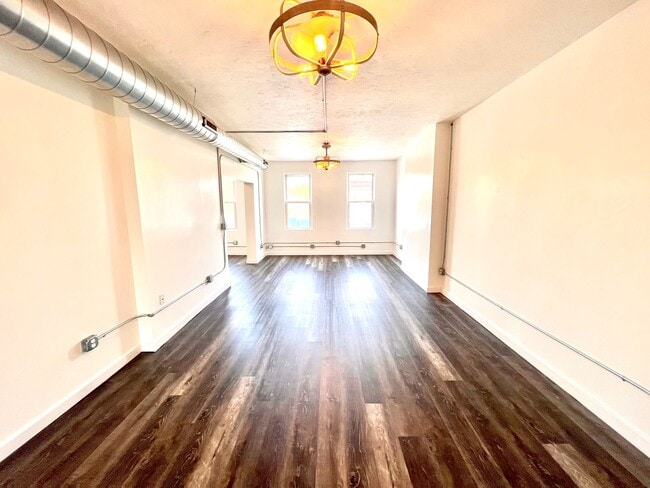 Building Photo - 443 3rd St