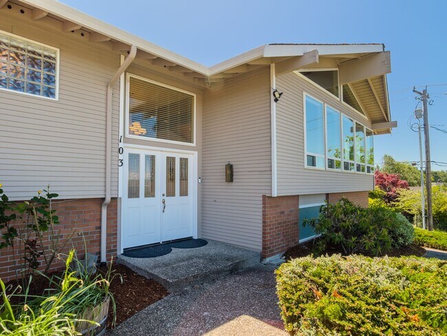 Building Photo - Stunning Redondo Home with Puget Sound View!