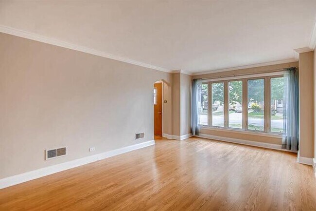 Building Photo - 3137 W 101st St