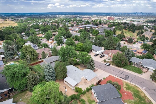 Building Photo - Vintage 5 bed Home in Green Mountain Estat...