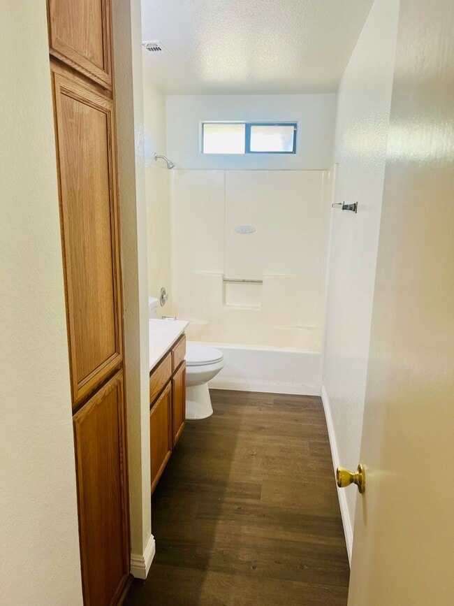 Building Photo - 3 bedroom 2 bathroom Home in the City of Hesperia!