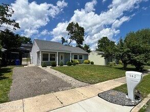 Building Photo - 142 Village Dr
