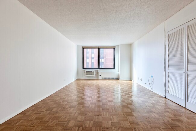 Foto del edificio - 300 E 30th St