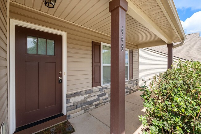 Building Photo - 3 BR, 2 BA 2-Car Garage Modern Ranch Livin...