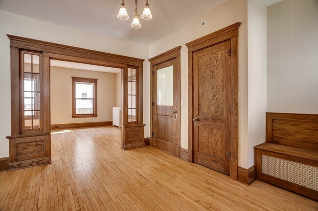 Building Photo - 2027 Emerson Ave S