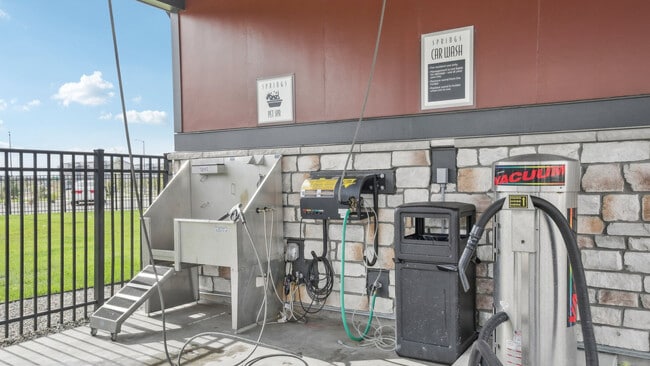 Building Photo - Springs at Pena Station