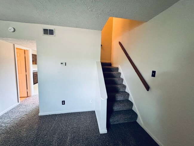 Building Photo - Lovely Town Home