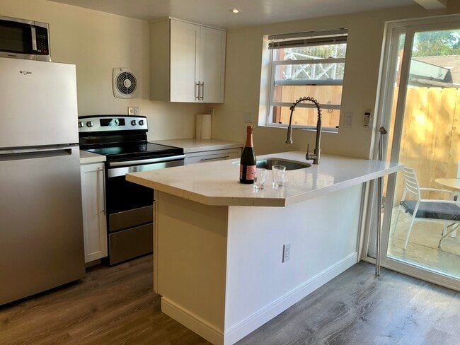 full service kitchen - 4523 Acacia Ave