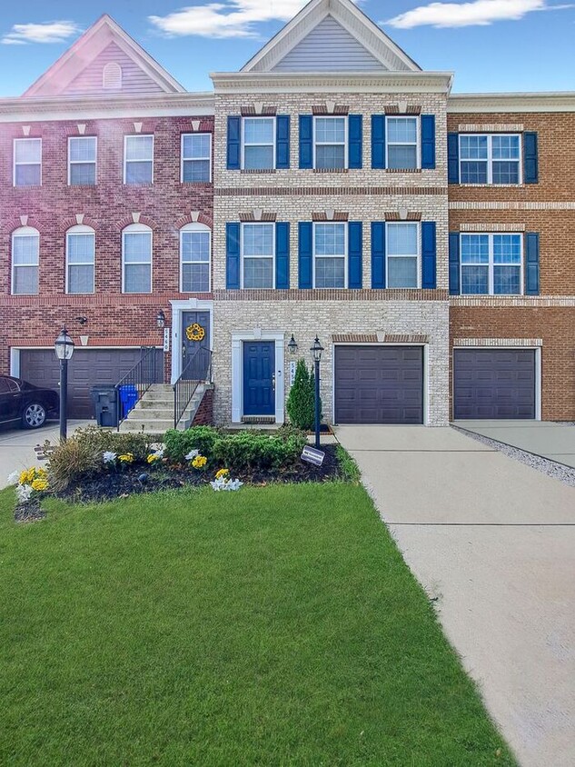 Foto principal - COMING SOON! Modern 3 Level Townhome w/1-C...