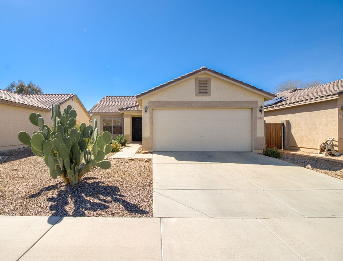 Primary Photo - Beautiful home in SK Ranch!