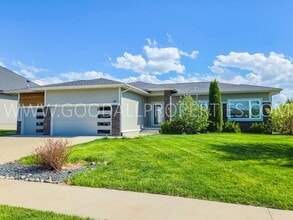 Building Photo - 310 NE Bobcat Dr