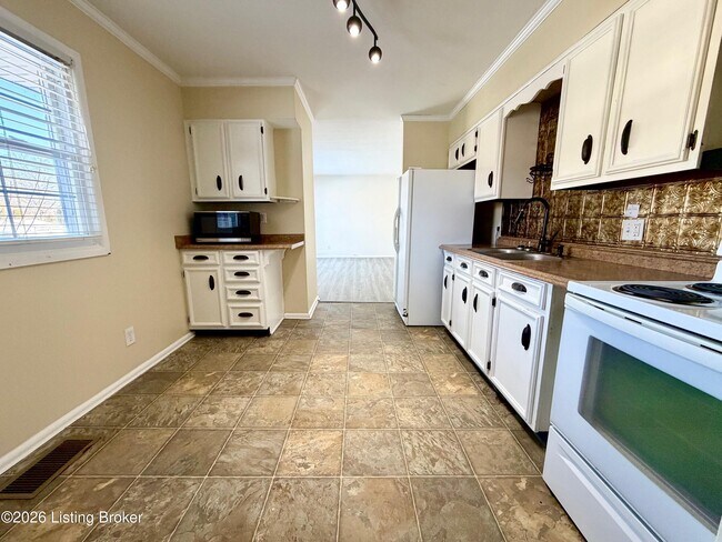 Foto del edificio - 6216 Hillcrest Ct