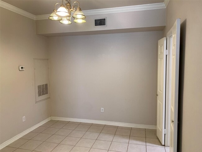 Building Photo - 2255 Braeswood Park Dr