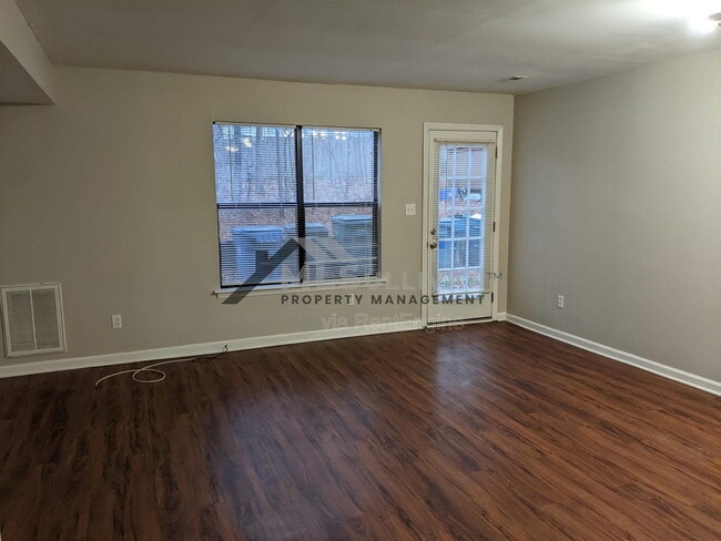 Foto del edificio - 608 Kendall Dr