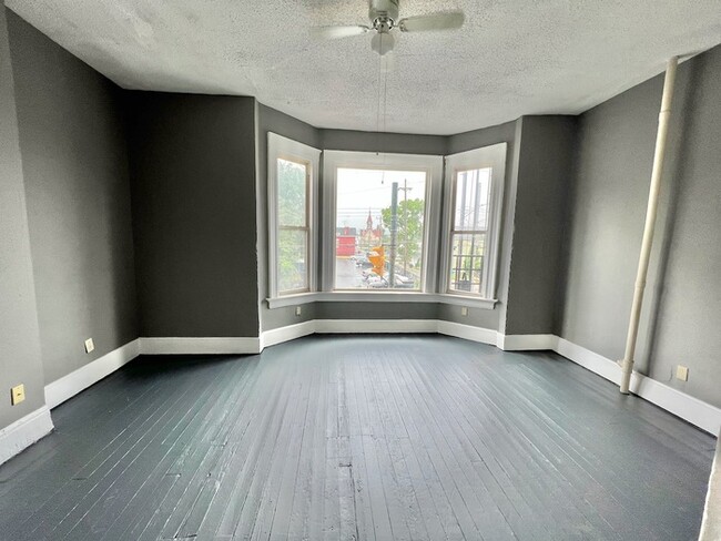 Building Photo - Stunning LARGE Northside 2 bedroom!