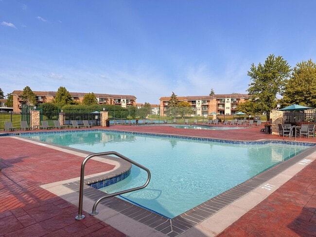 Building Photo - Golfside Lake