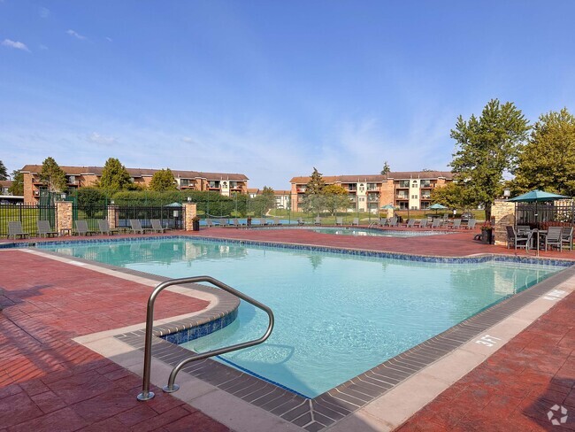 Building Photo - Golfside Lake