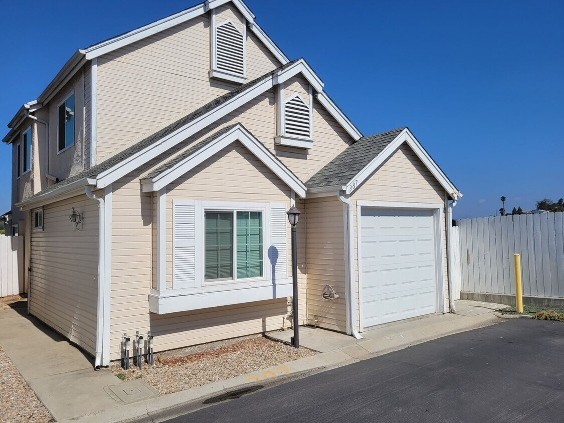 Primary Photo - Great Encanto Location - three bedroom, th...