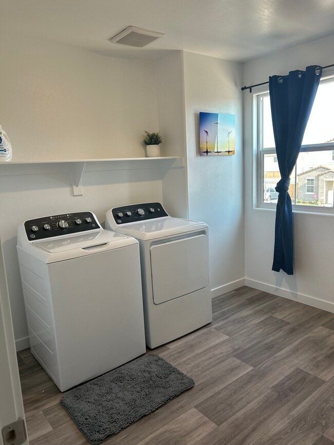 Lavandería en la unidad - 8716 Hamblen Ct