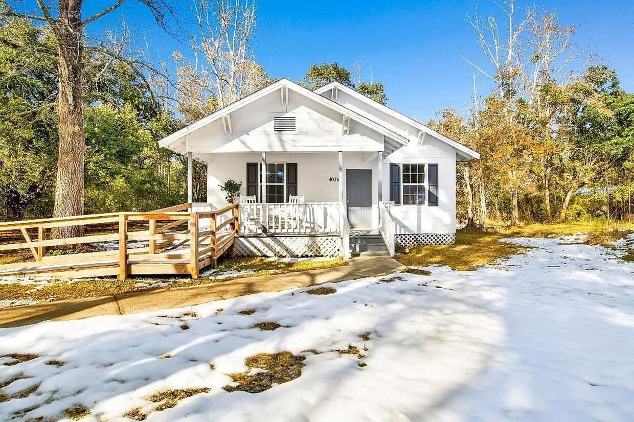 Primary Photo - 3 Bedroom 2 Bathroom House in Mobile