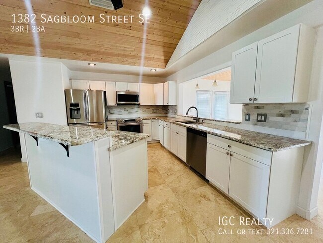 Building Photo - Cozy 3 Bedroom Home with Granite Counterto...
