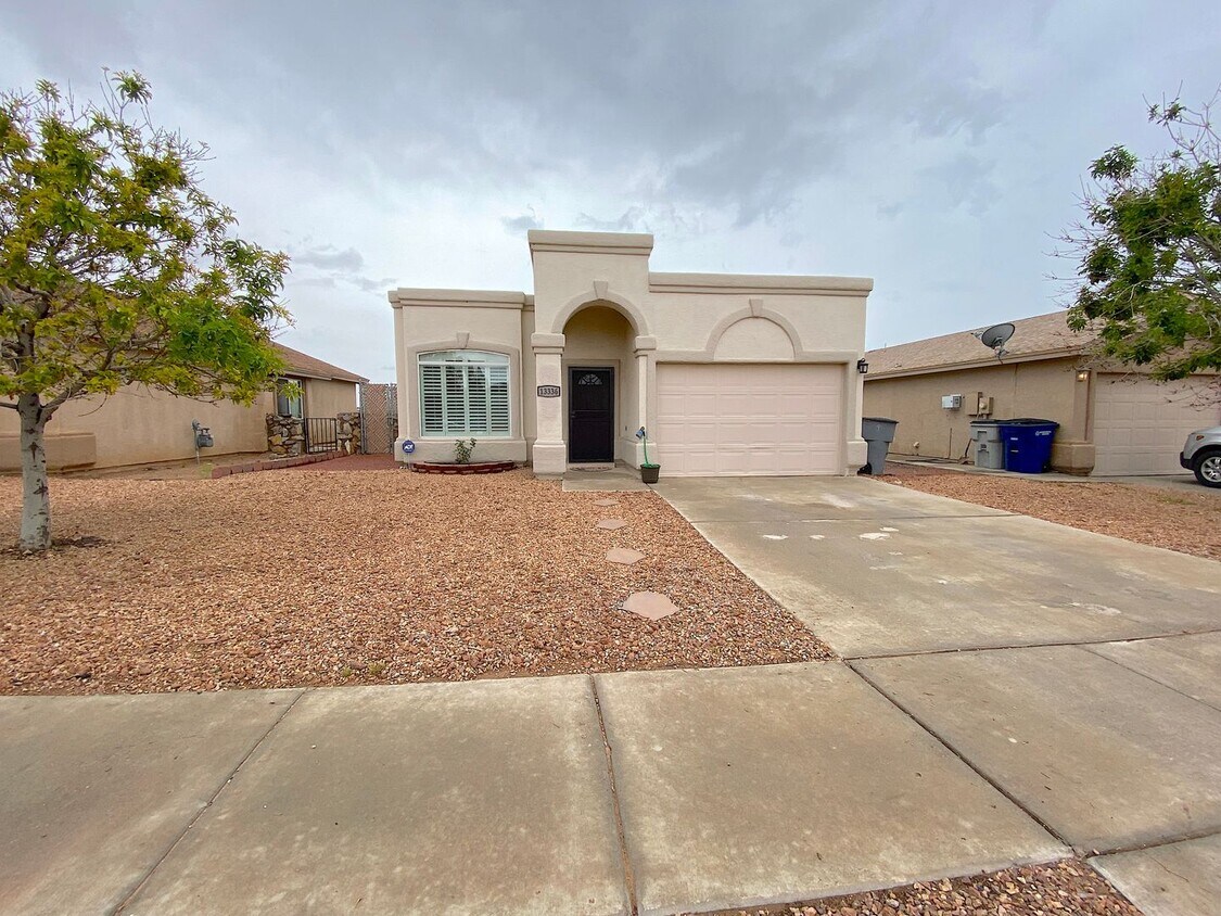 Foto principal - East El Paso 3bed/2bath Refrig A/C