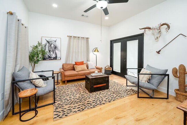 Building Photo - 502 Dark St