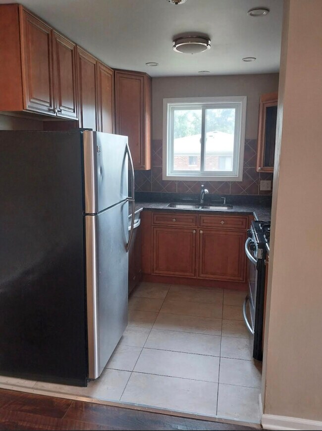 Building Photo - 629 W 65th St