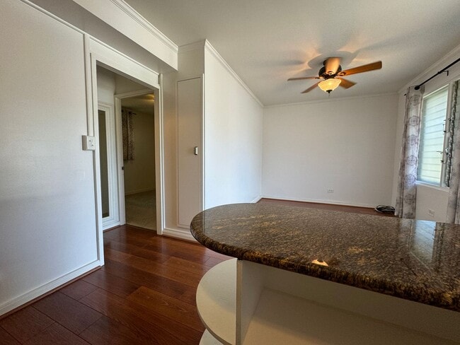 Building Photo - Perfect blend of comfort and accessibility...