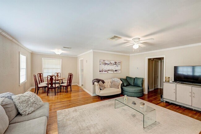 Foto del edificio - 4502 Larch Ln