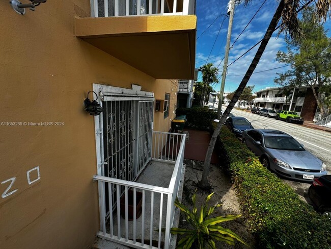 Foto del edificio - 7720 Harding Ave