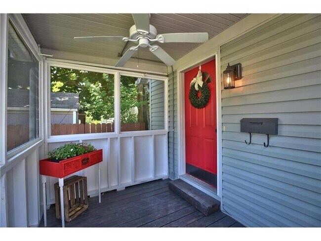 Building Photo - Beautiful Waldo Property - First Floor Living