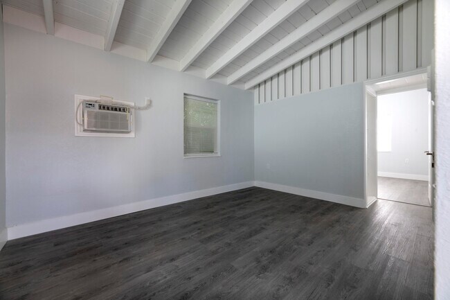 Building Photo - 128 S C St