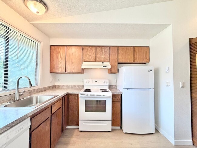 Building Photo - $500 Move-In Special! Modernized Lake Oswego 2 Bedroom Condo, Great Storage, Pool, Most Utilities...